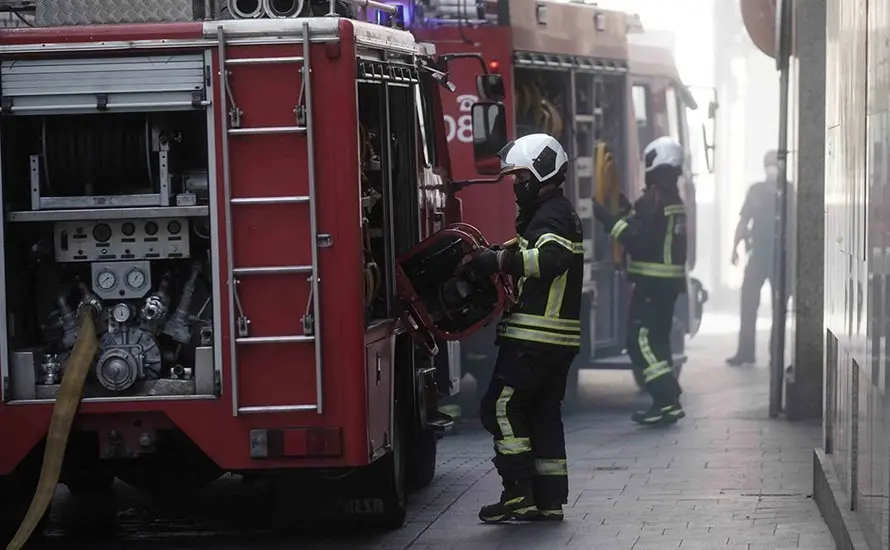 Intervenci&oacute;n de los bomberos en un incendio de vivienda