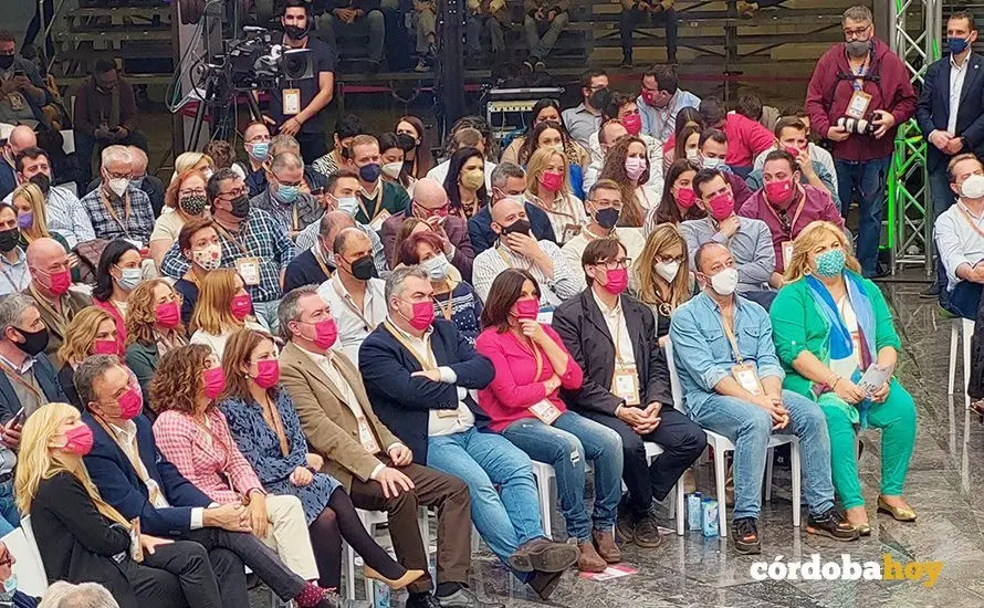 Asistentes al congreso, con Antonio Ruiz y Rafi Cresp&iacute;n sentados juntos (a la izquierda)