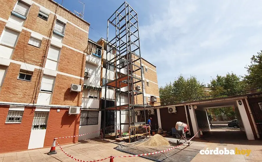 Obras de ejecuci&oacute;n de un ascensor exterior, en una imagen de archivo