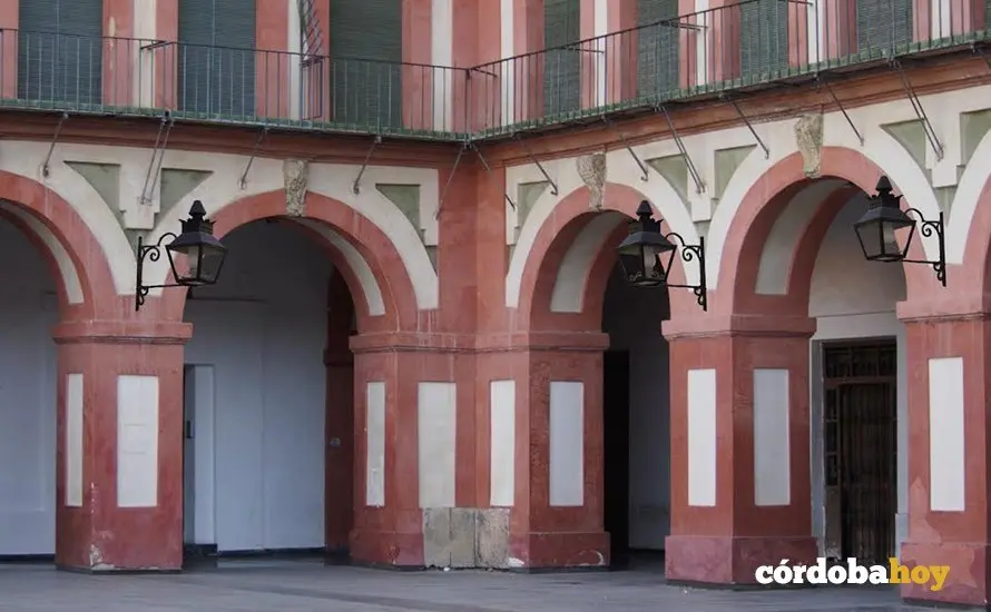 Ejemplo de las farolas que plantean los tres colectivos para ubicarlas en La Corredera