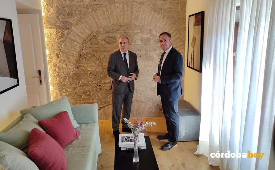 Ángel Pimentel (dcha.) con Javier Velasco en uno de los apartamentos de 'La Ermita Suites'