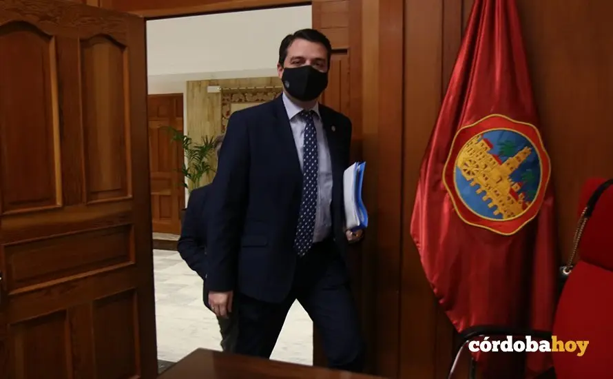 Jos&eacute; Mar&iacute;a Bellido a su llegada al Pleno de hoy