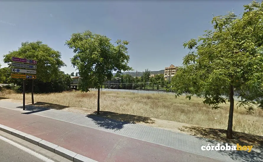 Terrenos donde podr&iacute;a ir un aparcamento junto a la Glorieta de Ibn Zaydun