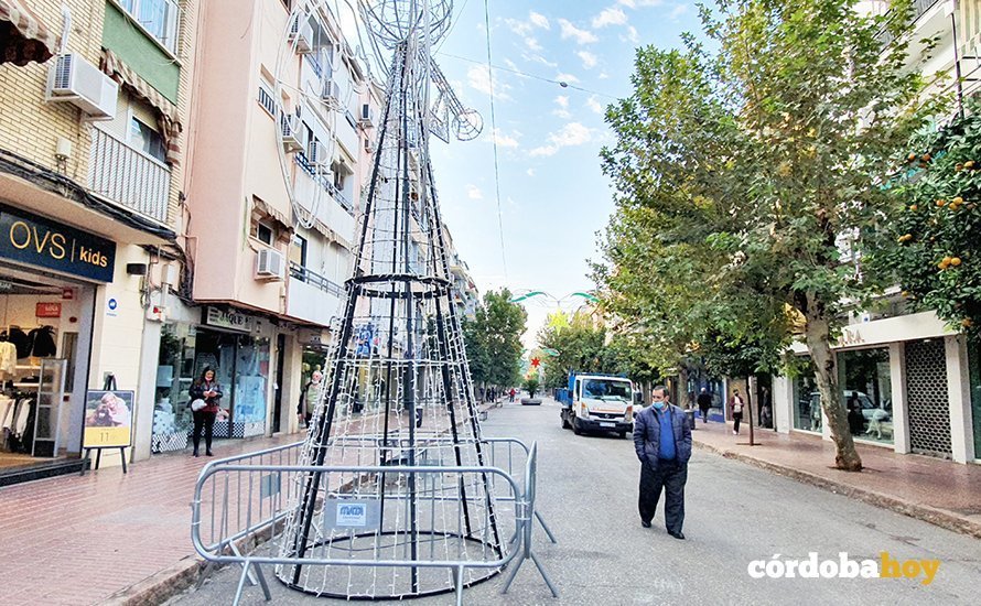 Adorno navideño en zona peatonalizada de La Viñuela