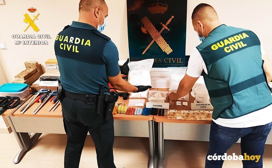 Agentes de la Guardia Civil de Baena con la droga incautada