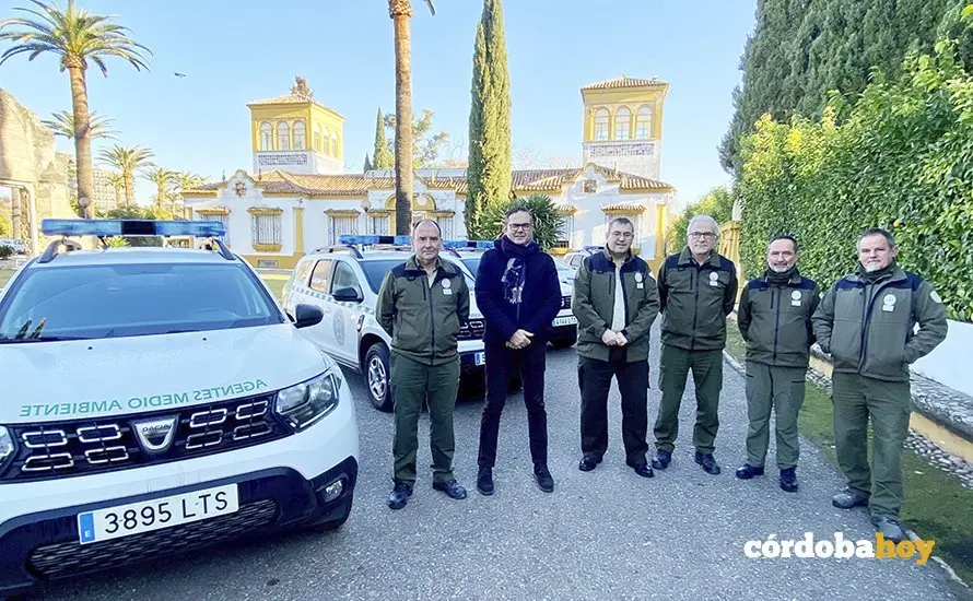Entrega de los veh&iacute;culos a los agengtes de Medio Ambiente