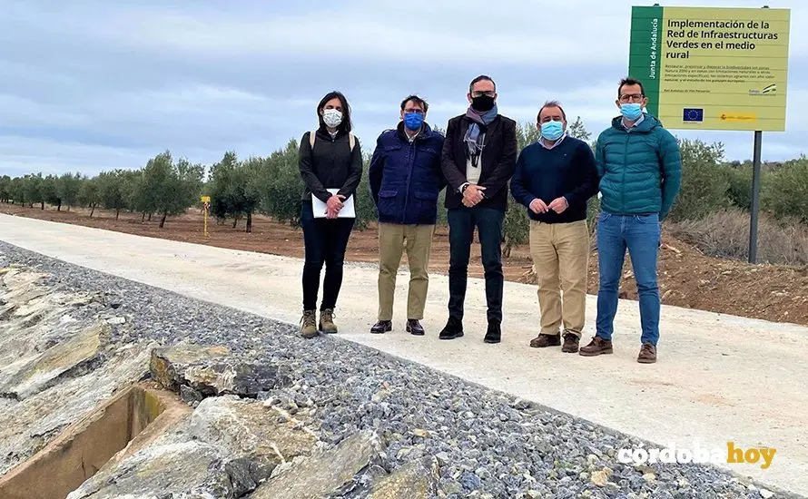 Giuseppe Aloisio (centro) en su visita a Valenzuela