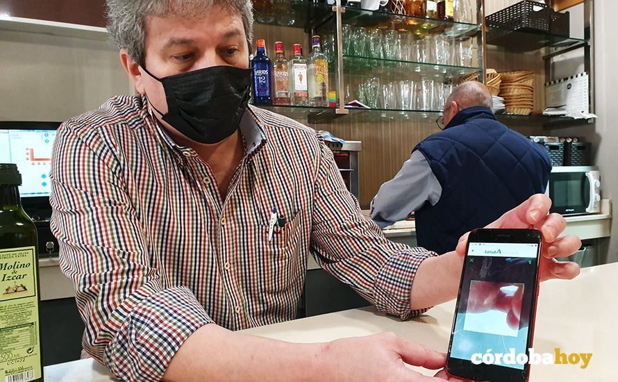 Un hostelero cordobés muestra el escaneador del pasaporte Covid en su móvil