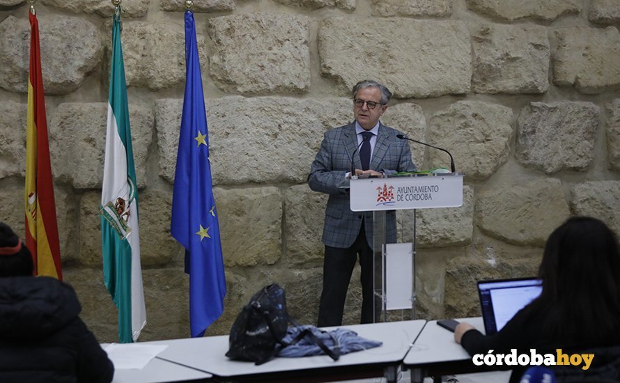 Salvador Fuentes en la sala de prensa del Ayuntamiento de Córdoba