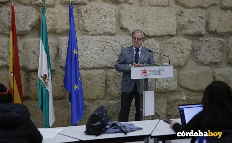 Salvador Fuentes en la sala de prensa del Ayuntamiento de C&oacute;rdoba