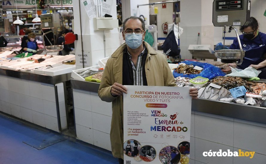 Antonio Álvarez en el mercado de Ciudad Jardín para presentar la campaña