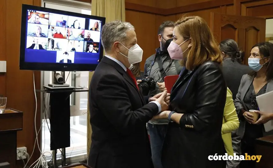 Salvador Fuentes y Carmen Victoria Campos en un Pleno