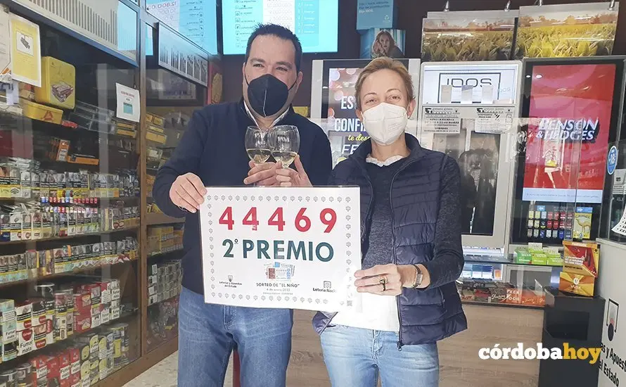 Miguel &Aacute;ngel y Mar&iacute;a Jos&eacute; con el segundo premio de El Ni&ntilde;o
