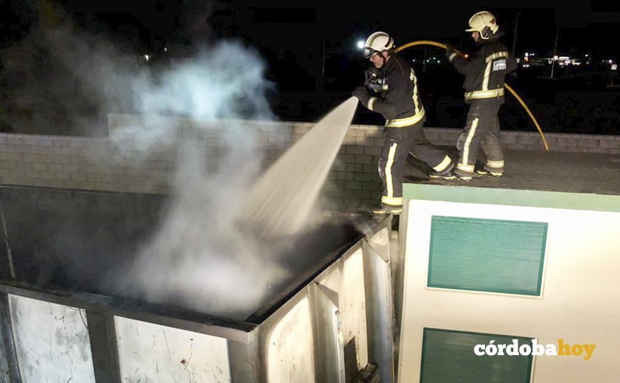 Extinción de un fuego en un gran contenedor delante de Conforama