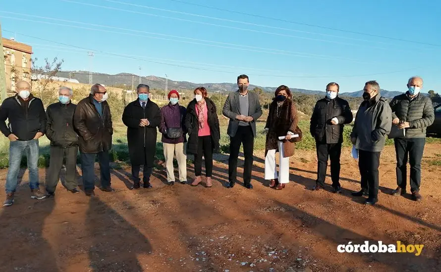Jos&eacute; Mar&iacute;a Bellido y Mar&iacute;a Jes&uacute;s Botella (centro) junto a vecinos de El Naranjo