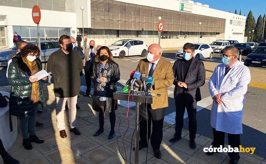 Jes&uacute;s Aguirre a las puertas del Hospital de Montilla