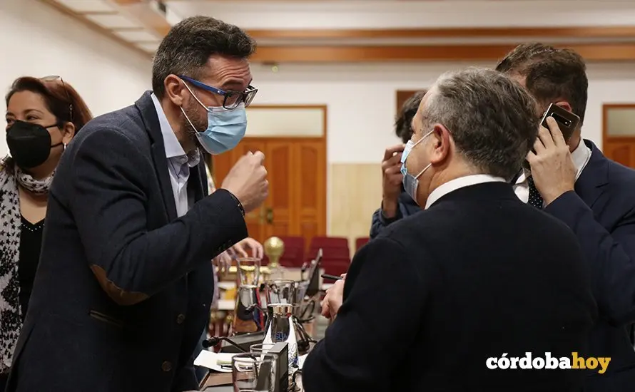 Jos&eacute; Antonio Romero conversa con Salvador Fuentes en un Pleno FOTO RAFA MELLADO SENIOR