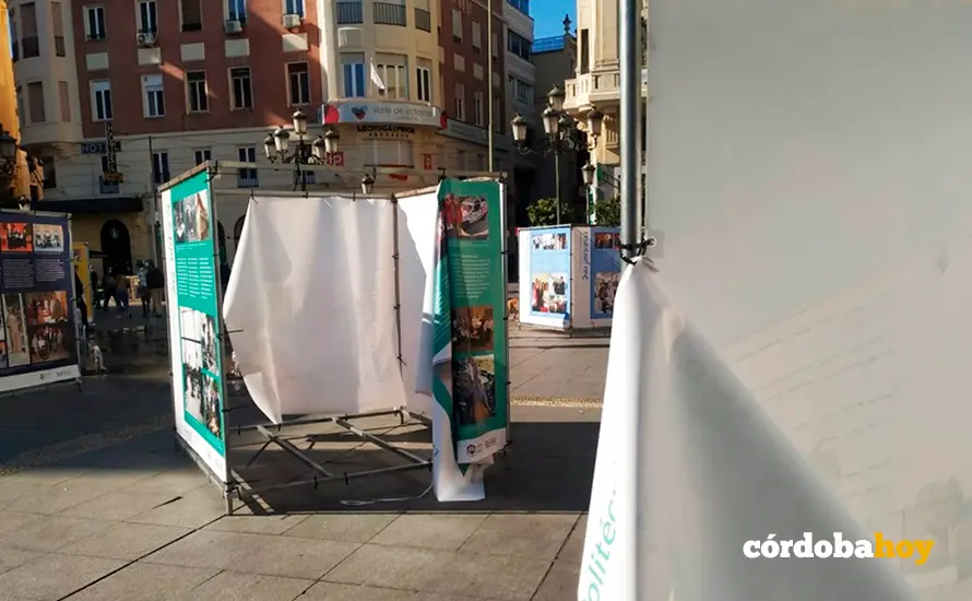 Actos vand&aacute;licos contra la exposicion de la UCO en Las Tendillas