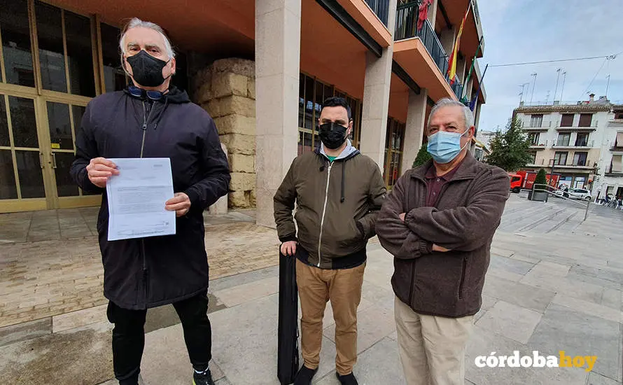 Responsables de Andaluc&iacute;a Entre Tod@s a las puertas del Ayuntamiento
