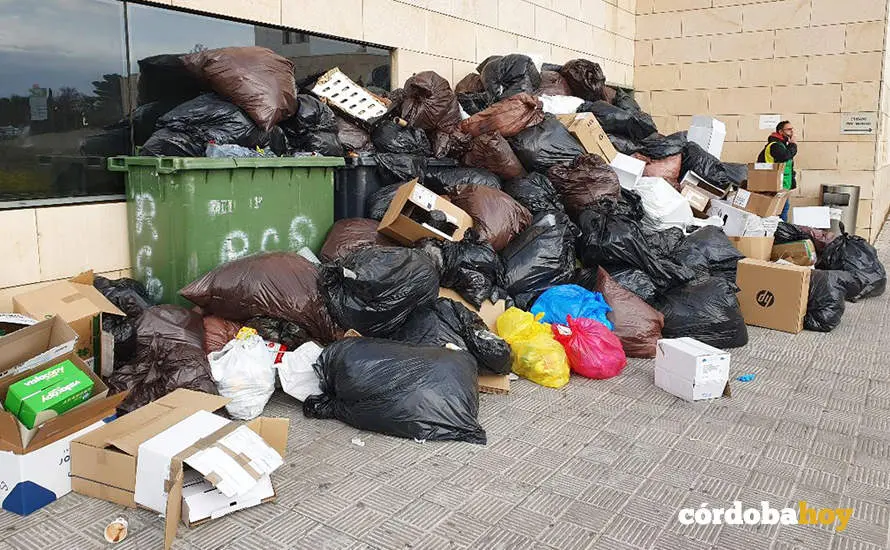 Efectos de la huelga de limpieza en el Reina Sof&iacute;a