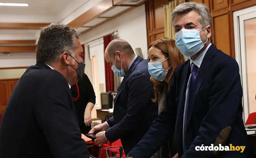 Manuel Torrejimeno con Mari&aacute;n Aguilar y Miguel &Aacute;ngel Torrico en el Pleno