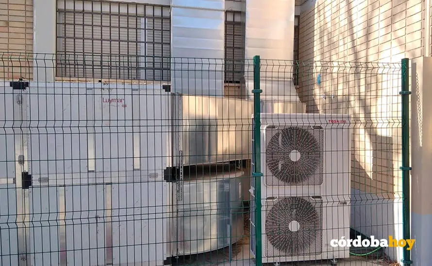 Una de las m&aacute;quinas de climatizaci&oacute;n en uno de los centros escolares de la capital, en una imagen de archivo
