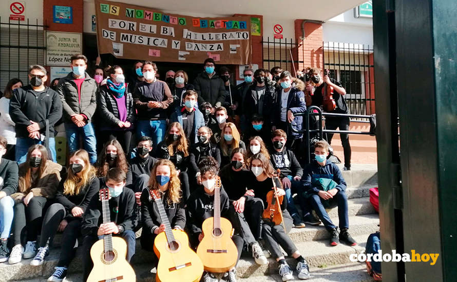 Concentración de estudiantes del Bachiller Musical en el López Neira el pasado 10 de febrero