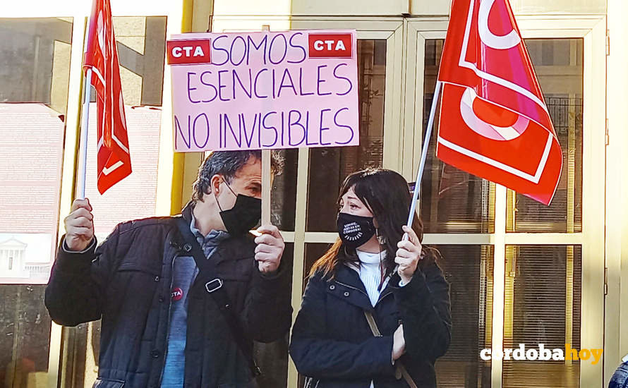 Protesta de trabajadoras Alicia Moya con las trabajadoras del servicio de ayuda a domicilio