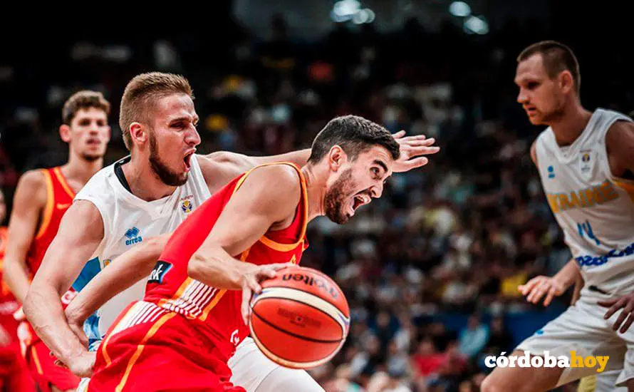 Un partido anterior entre Espa&ntilde;a y Ucrania.FOTO: @baloncestoFEB
