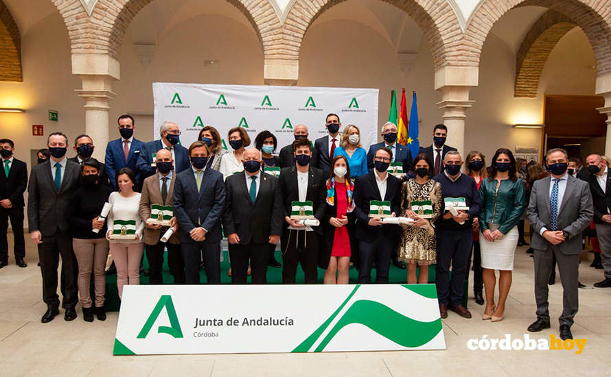 Entrega de banderas por el Día de Andalucía