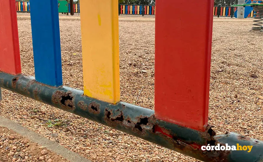 Deterioro en un parque infantil de la capital