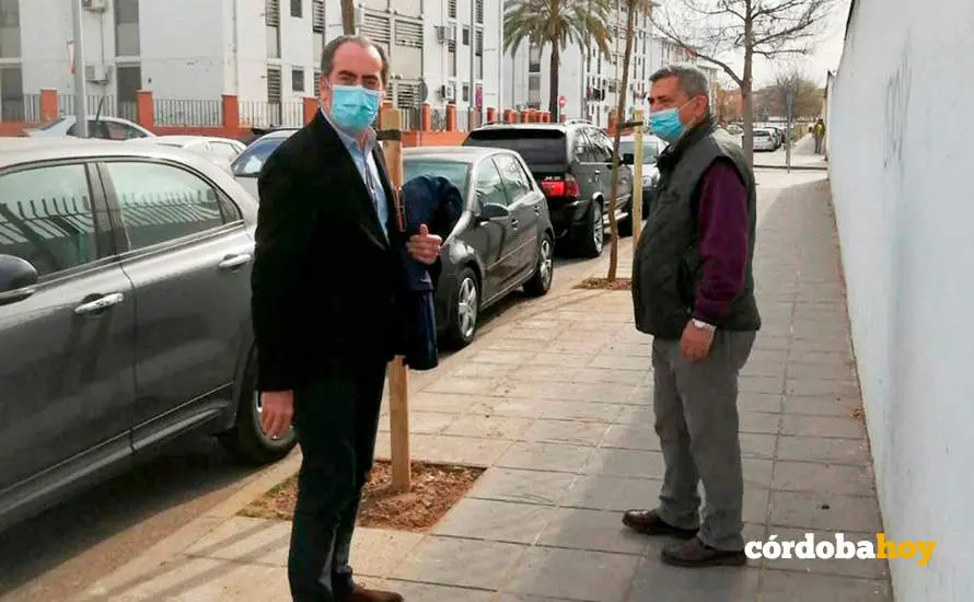 Antonio &Aacute;lvarez con los &aacute;rboles plantados en el Distrito Sur