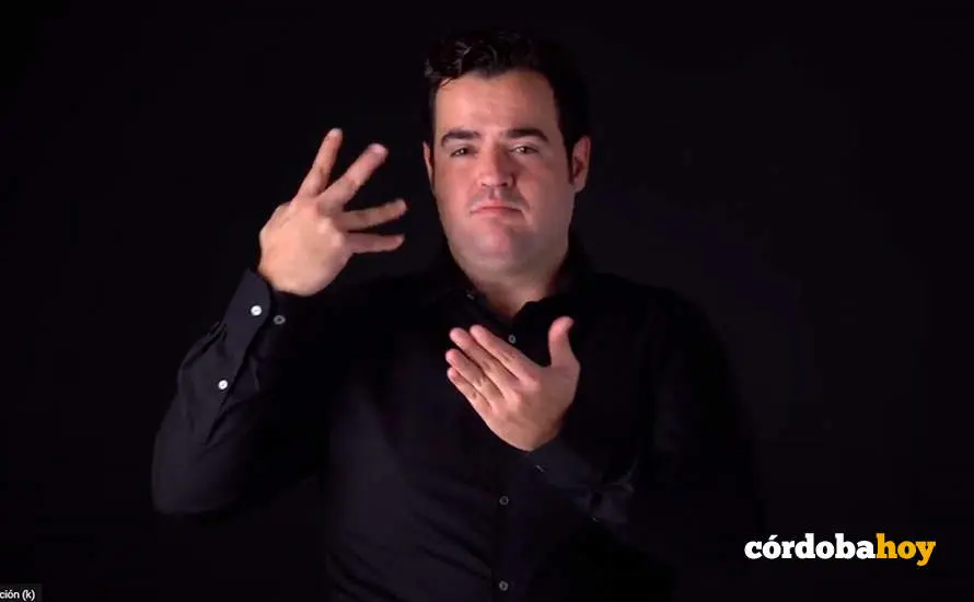 Una imagen del v&iacute;deo con informaci&oacute;n ofrecida en lengua de signos sobre el Camino Moz&aacute;rabe