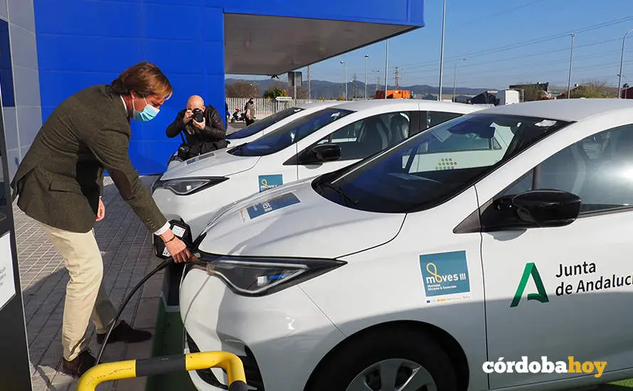 Antonio Repullo recarga un veh&iacute;culo el&eacute;ctrico de la Junta