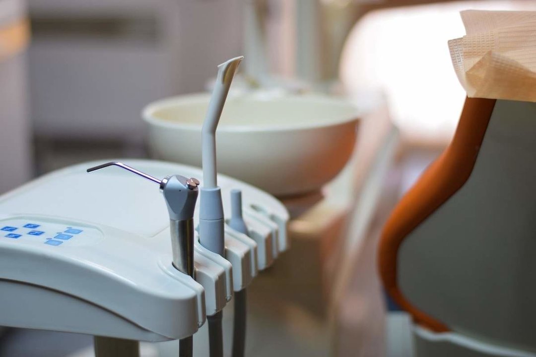 La mayoría de dentistas recomiendan realizar las prácticas de implantología dental con pacientes reales
