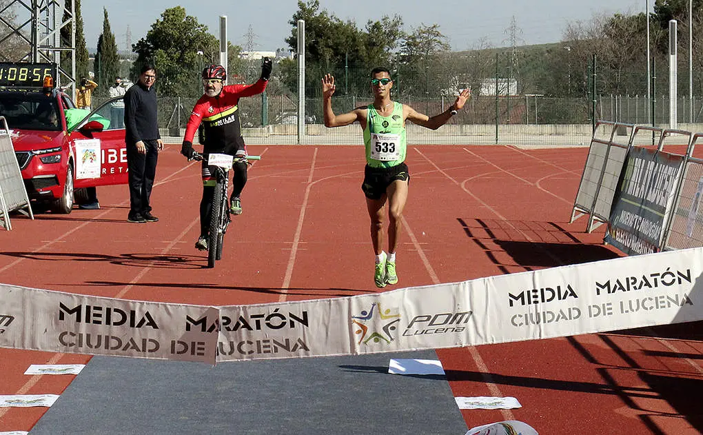 Mohamed Lansi llega el primero a la l&iacute;nea de meta