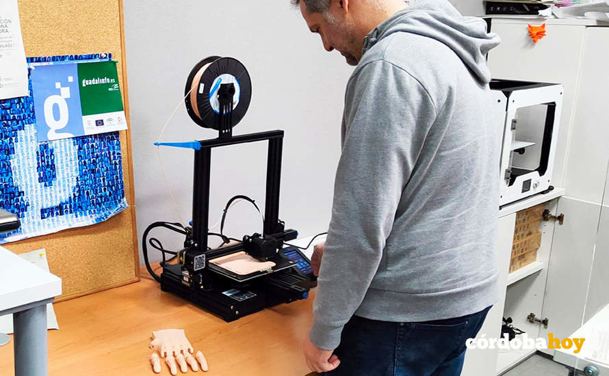 El agente de Innovación Local Amador Parrado con la máquina impresora de 3D