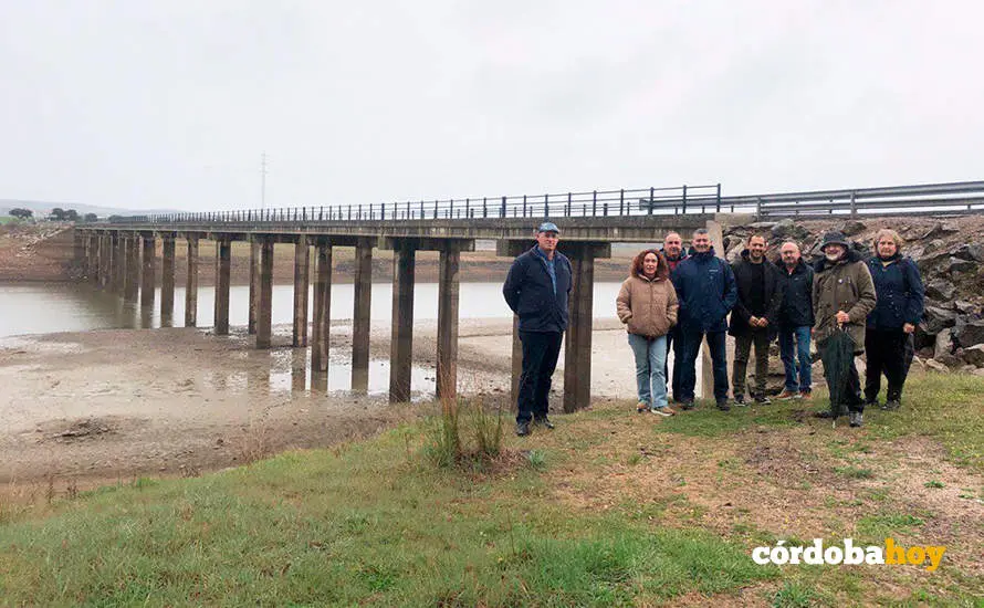 Miembros de Unidas Podemos en el embalse de Sierra Boyera en marzo de 2022