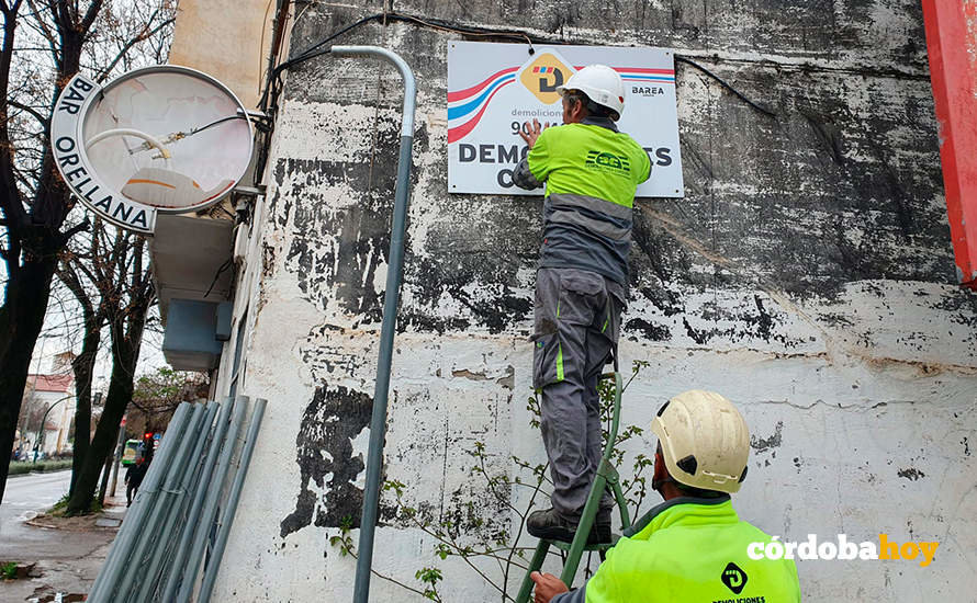 Operarios preparan el terreno para el derribo de edificio en Carretera de Trassierra