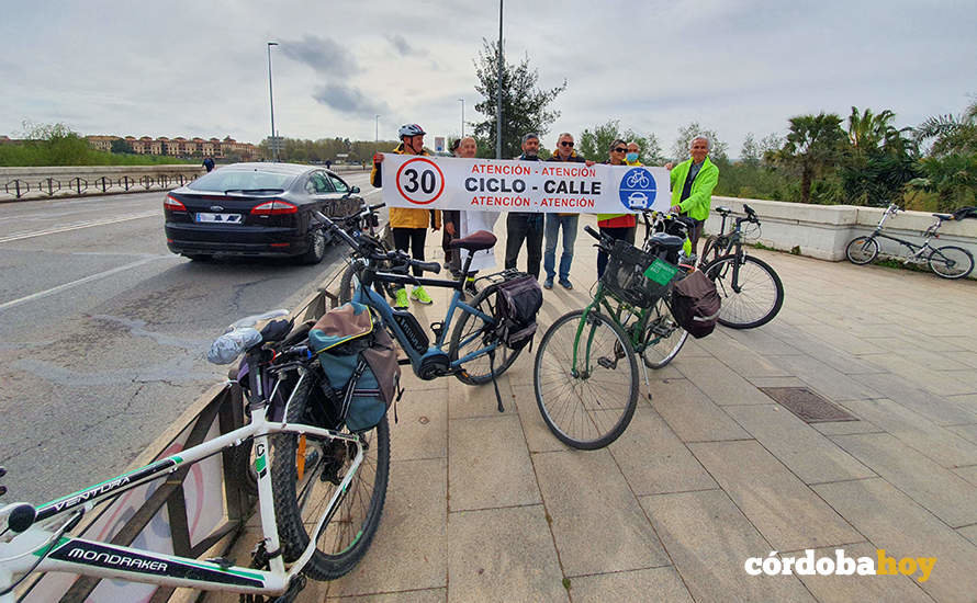 Actividad de la Plataforma Carril-Bici para concienciar sobre las ciclo-calles
