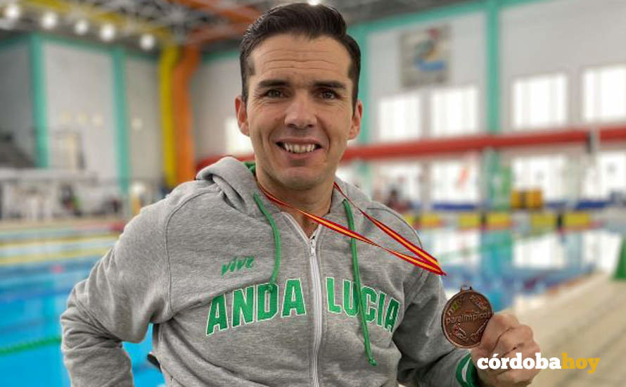 Paco Salinas con su medalla de bronce