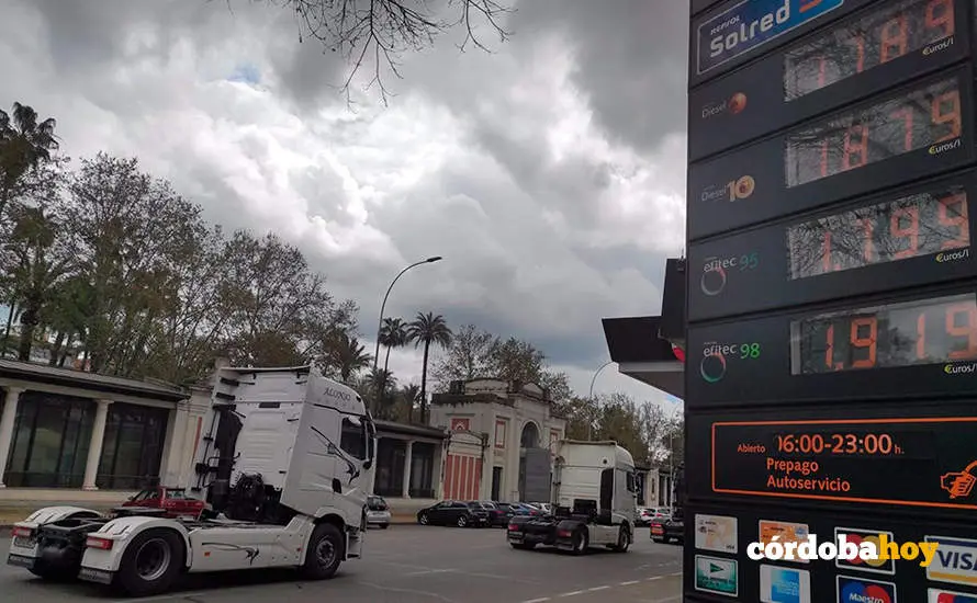 Protesta de transportistas a su paso por la gasolinera de Rep&uacute;blica Argentina