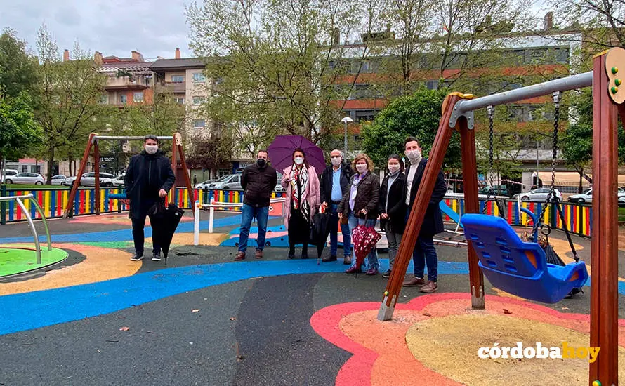 Miembros de IU en un parque infantil de la capital