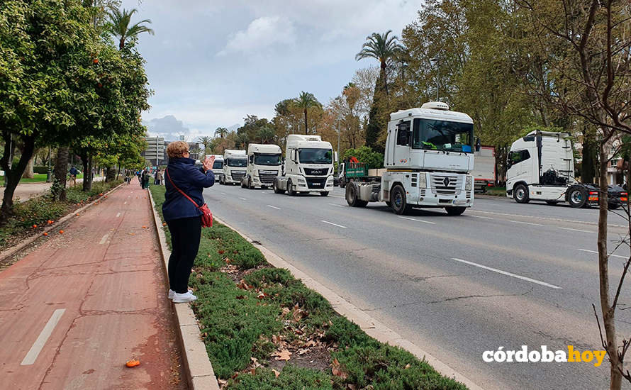 Una mujer aplaude al paso de los camiones en una protesta en la capital cordobesa