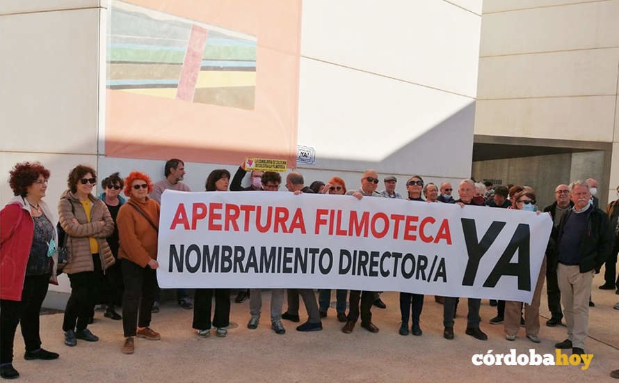 'La Filmoteca se queda en Medina y Corella' se concentra a las puertas del C3A