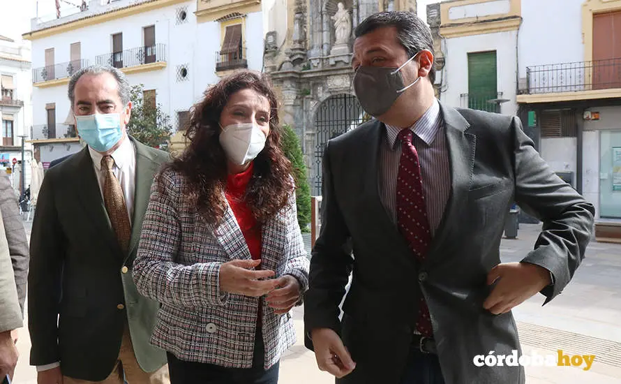 Antonio &Aacute;lvarez, Roc&iacute;o Ruiz y Jos&eacute; Mar&iacute;a Bellido entrando en el Ayuntamiento de C&oacute;rdoba