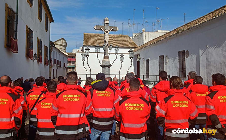 Los bomberos del SEIS protestan ante el Cristo de los Faroles