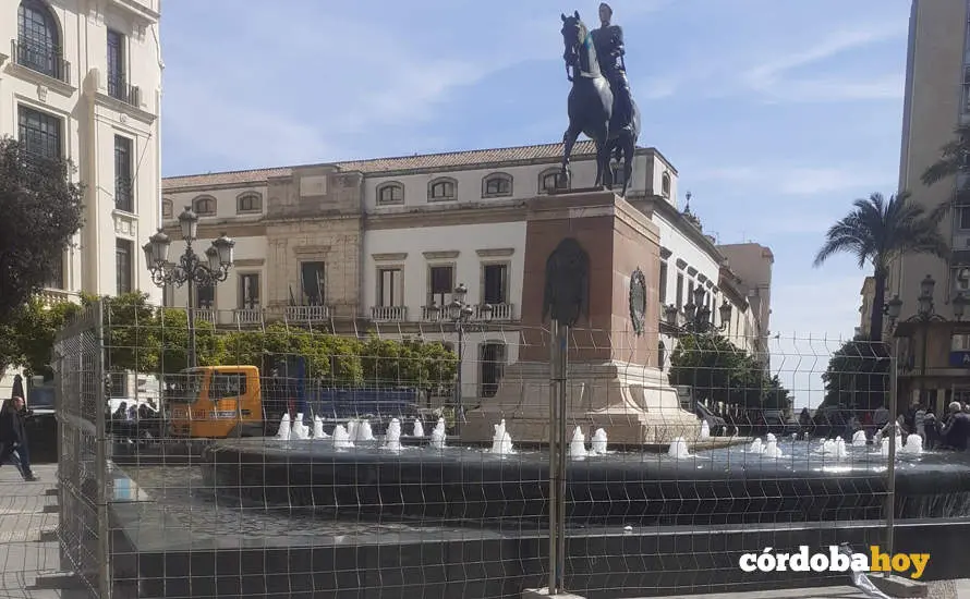 Vallado de la fuente de la Plaza de Las tendillas FOTO DAVID DE LUNA