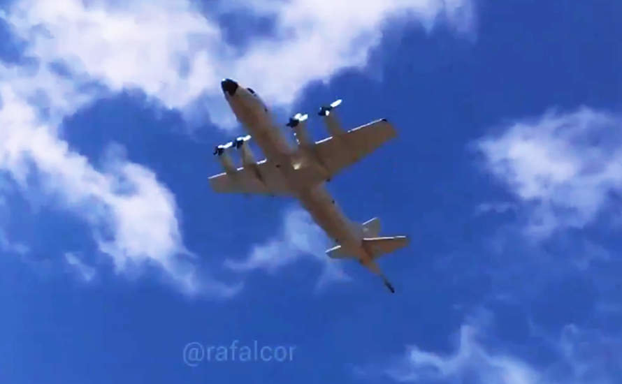 El avión de esta mañana en una imagen sacado de uno de los vídeos publicados en el Twitter de Rafalcor