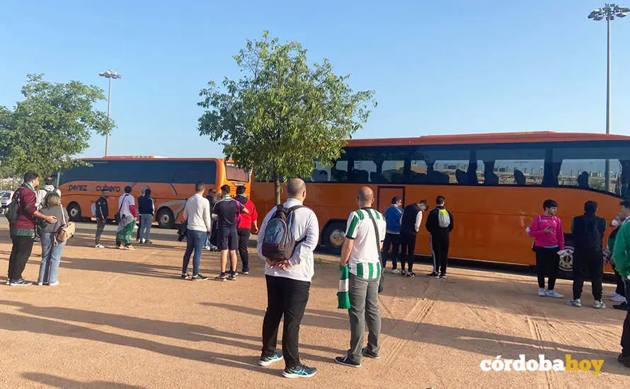 Siete autocares cargados de cordobesistas salen hacia M&eacute;rida